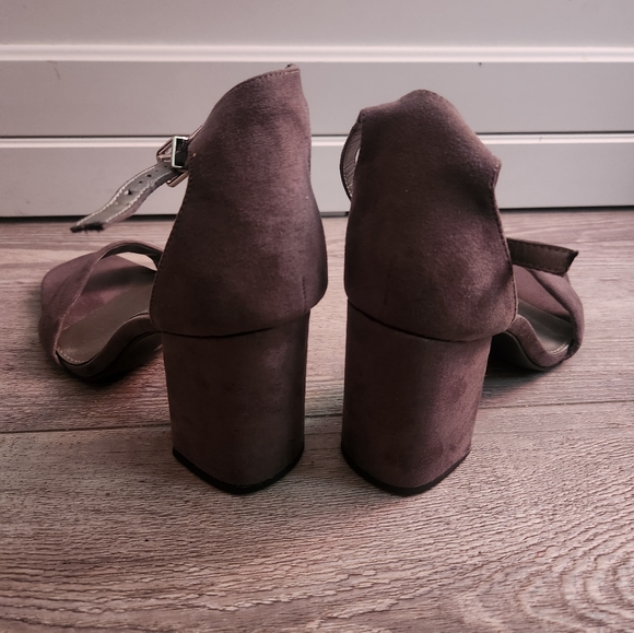 Worthington Women's Heels in Grey Brown Suede - Picture 6 of 10